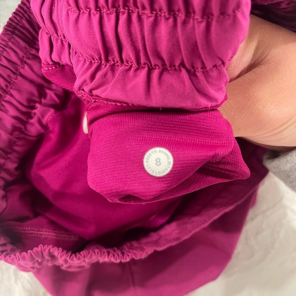 lululemon size 8 hotty hot shorts - Picture 3 of 3